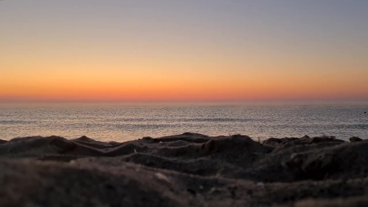 一个宁静的夏日清晨，黑海的日出。视频素材