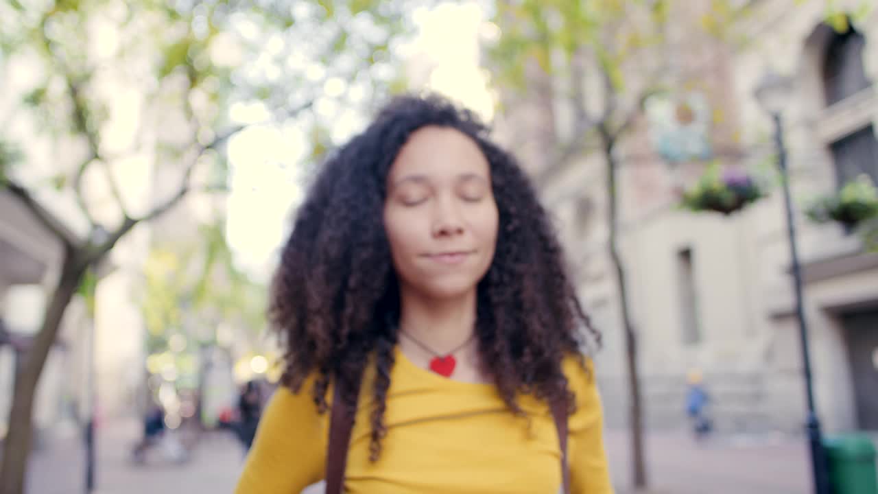 一个迷人的年轻女子在国外度假时探索一个外国城市的4k视频片段视频素材