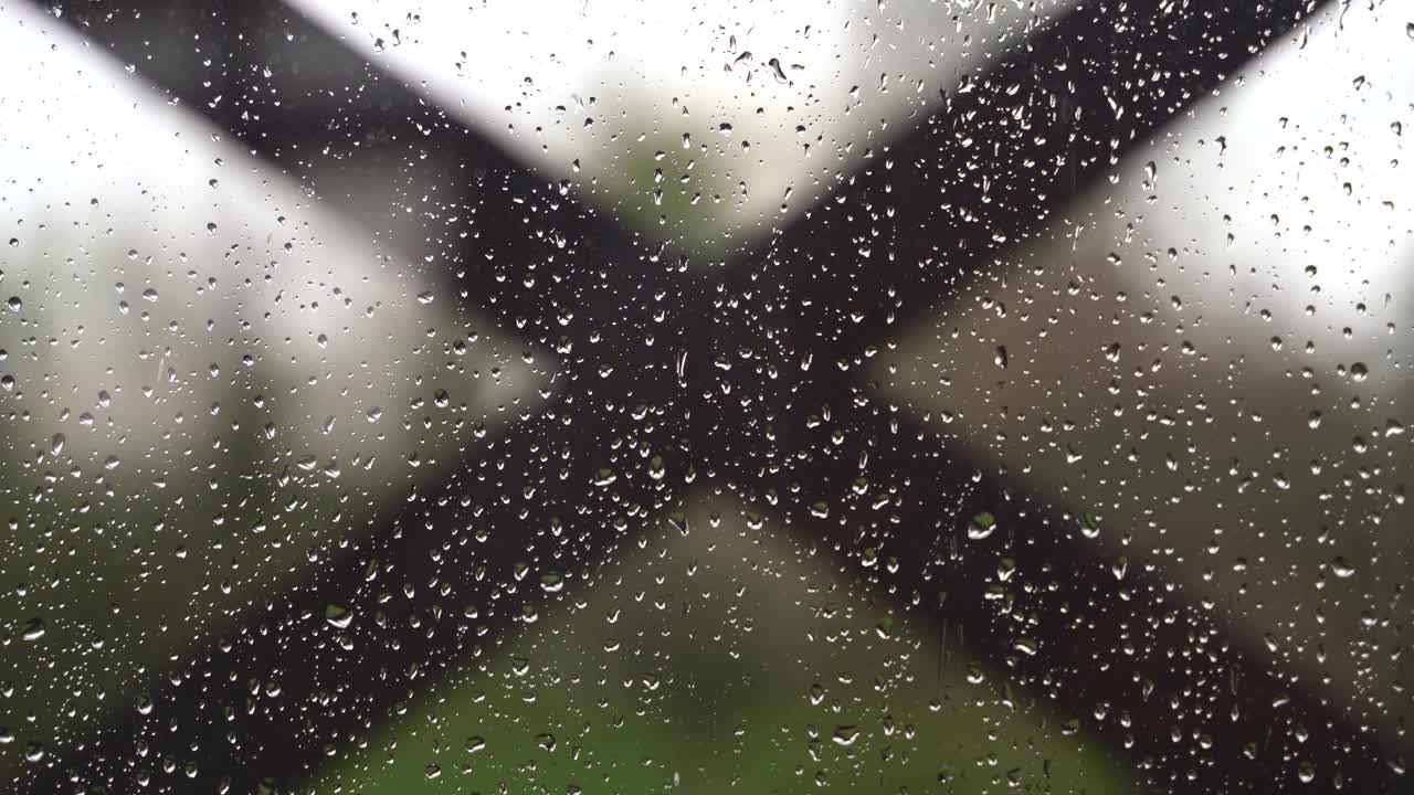 玻璃上滴着雨滴。纹理视频素材