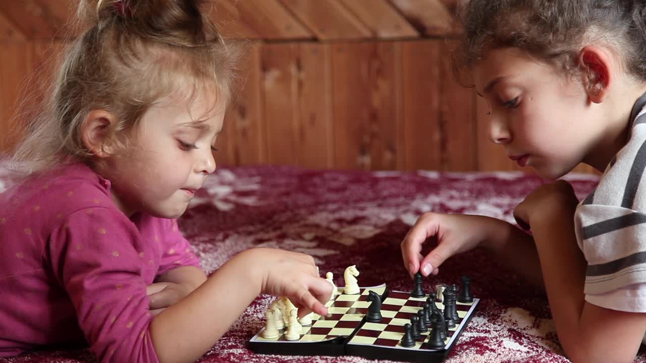 小女孩在床上下棋视频素材