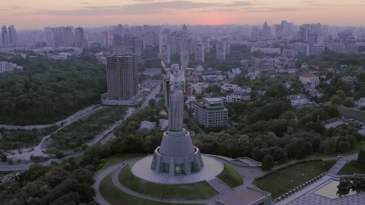 纪念碑祖国母亲基辅在日落鸟瞰。视频素材