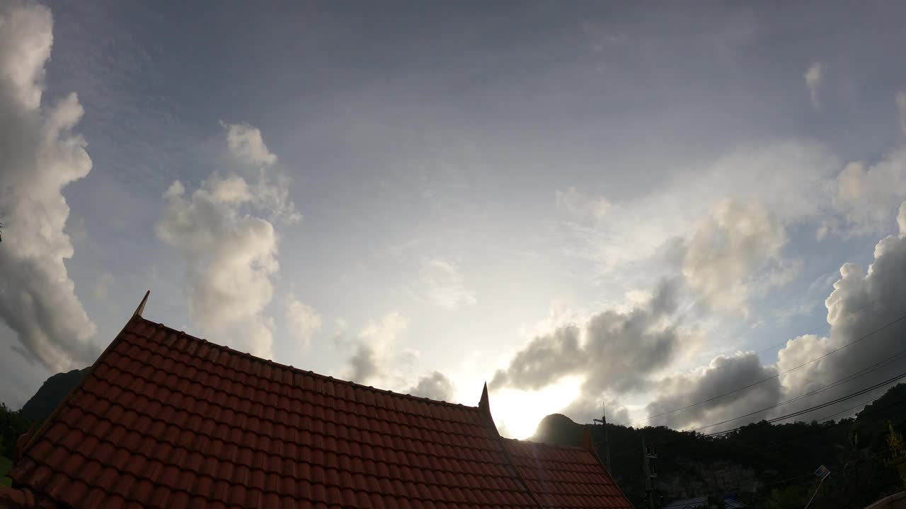 复古传统的泰国房子屋顶上n雨风暴云视频素材