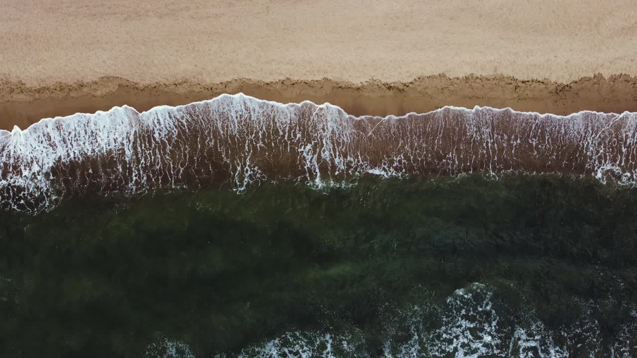 无人机观察海浪。多云的,暴风雨天气。黑海。视频素材