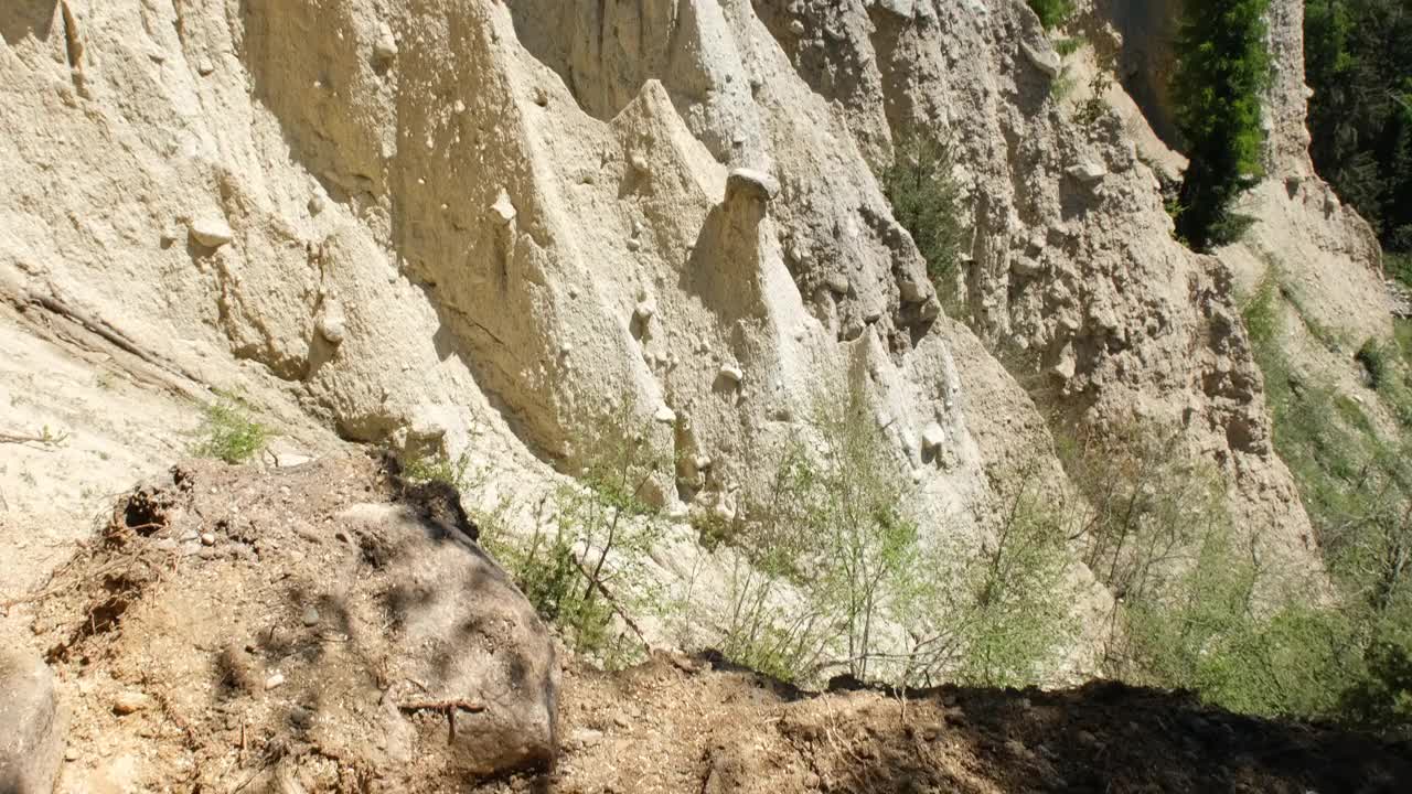 Dolomites的Perca (Piramidi di Terra)不可思议的土金字塔。意大利阿尔卑斯山脉引人注目的地方。阳光明媚的春天。倾斜。Trentino Alto Adige. 4K UHD 59.94fps ProRes 422 HQ 10位视频下载