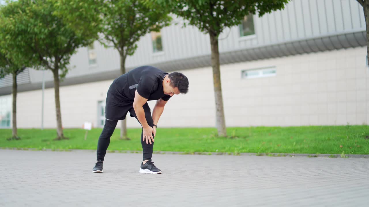 年轻的亚洲跑步运动员肌肉疼痛视频素材