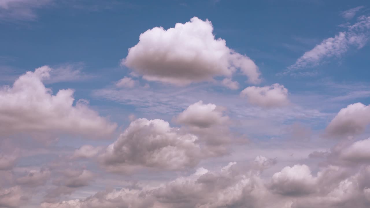 时间流逝4k粉红色云景柔和柔和的蓝色天空b卷素材自然背景。世界环境日云天鸟瞰图。天气预报说多云。大气中的气候变化。视频素材