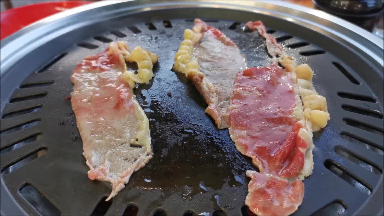 在炉子上烤肉视频素材