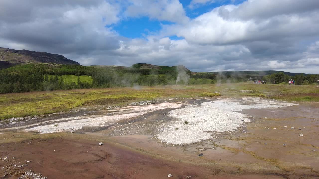 间歇泉地区地热活动景观，地热温泉上方有热气视频素材