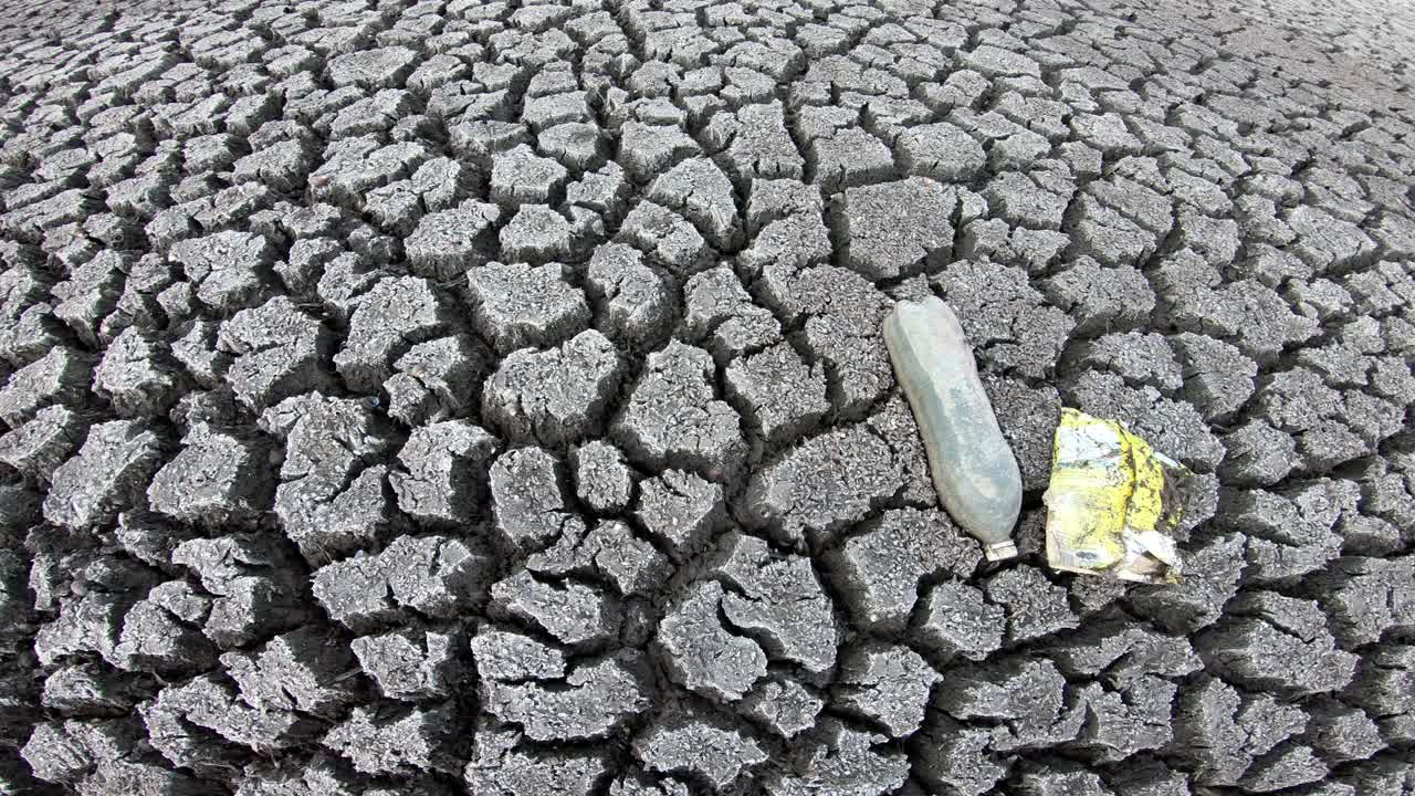 干涸的湖床上的塑料垃圾，破裂的地球视频素材