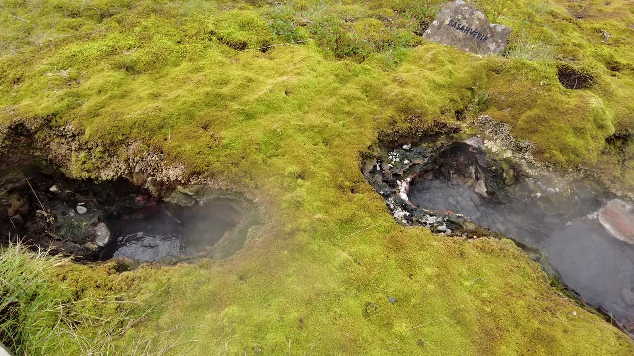 从地热温泉流向冰岛秘密泻湖天然游泳池的热水视频素材