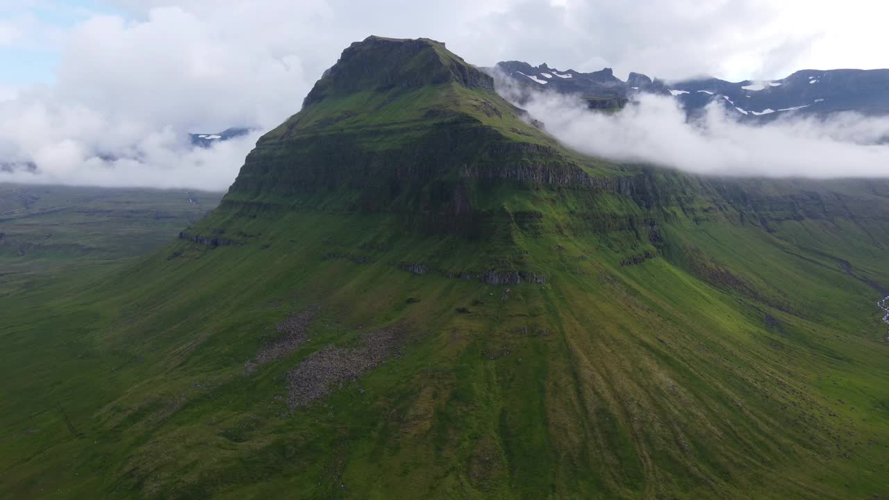 青山绿草如茵，山峰隐没在低云之中视频素材