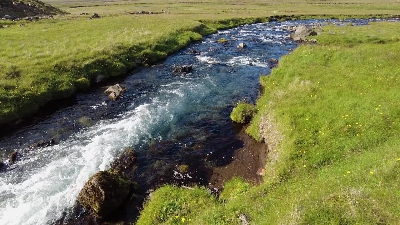 白色泡沫水后急流在小溪在山，斯沃杜福斯瀑布视频素材