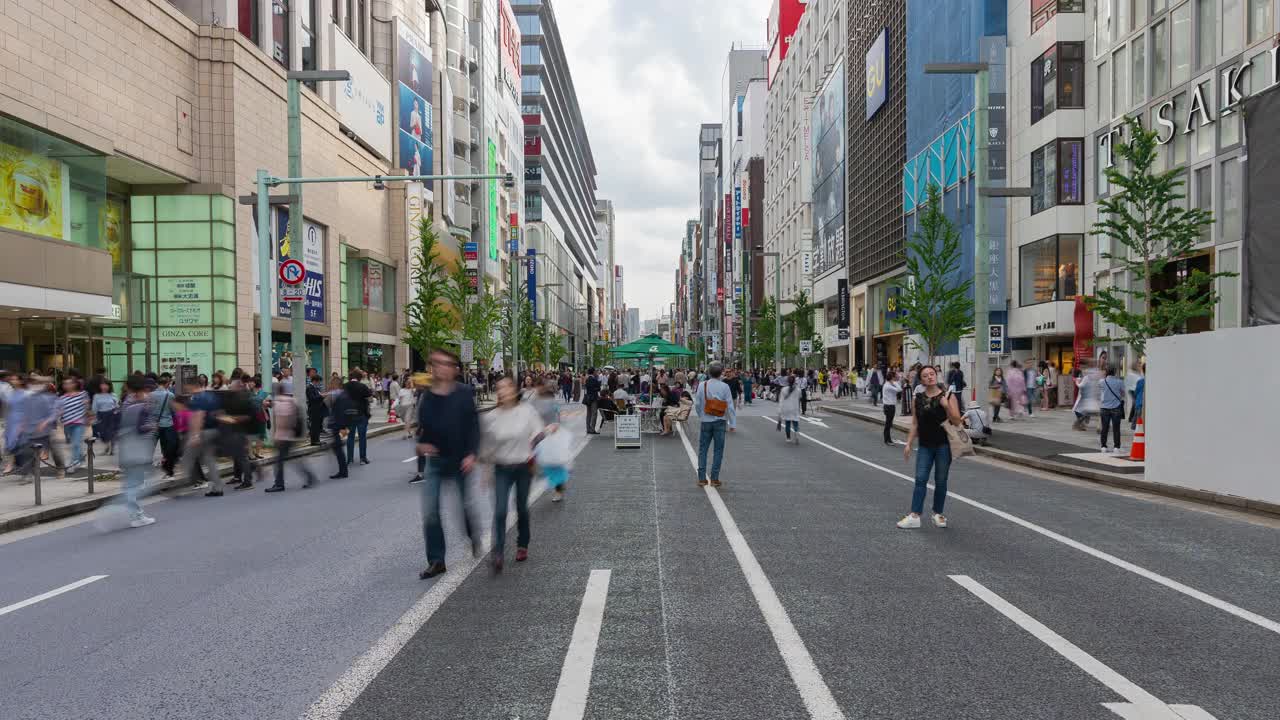 4K延时:日本东京银座人行横道的十字路口挤满了行人。视频下载