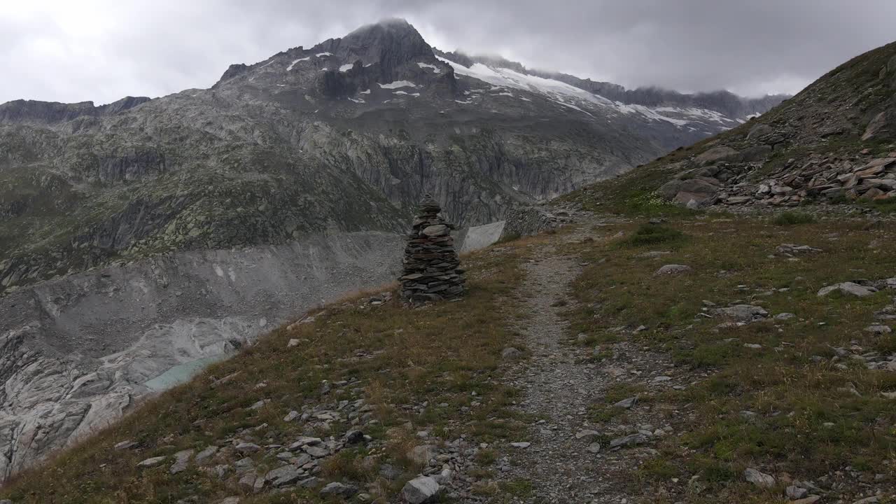 山路上的石塔与高山全景视频素材