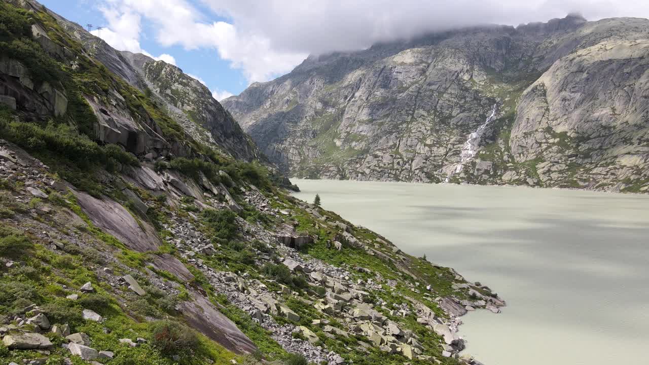 瑞士格里姆塞尔水库和绿色山坡的高山全景视频素材