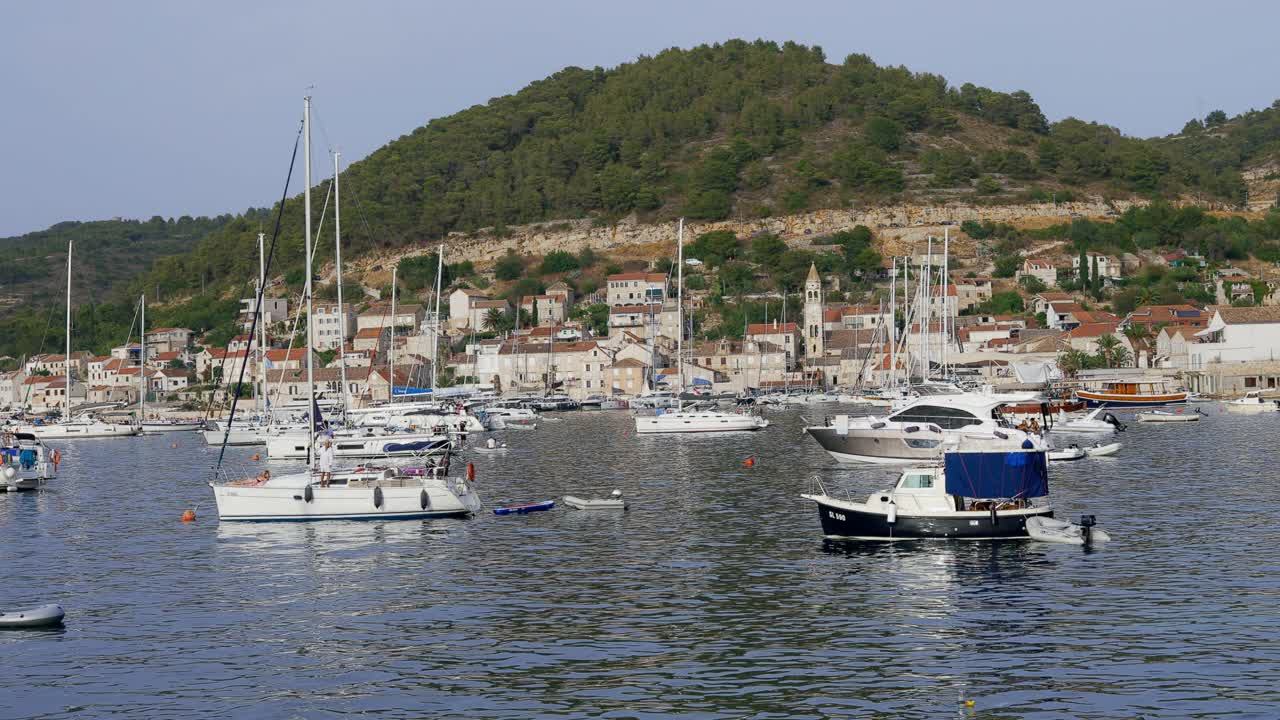停泊在克罗地亚同名岛屿维斯码头的游艇。维斯是克罗地亚维斯岛上的一个小镇。这里是停泊小型游艇的好地方。视频素材
