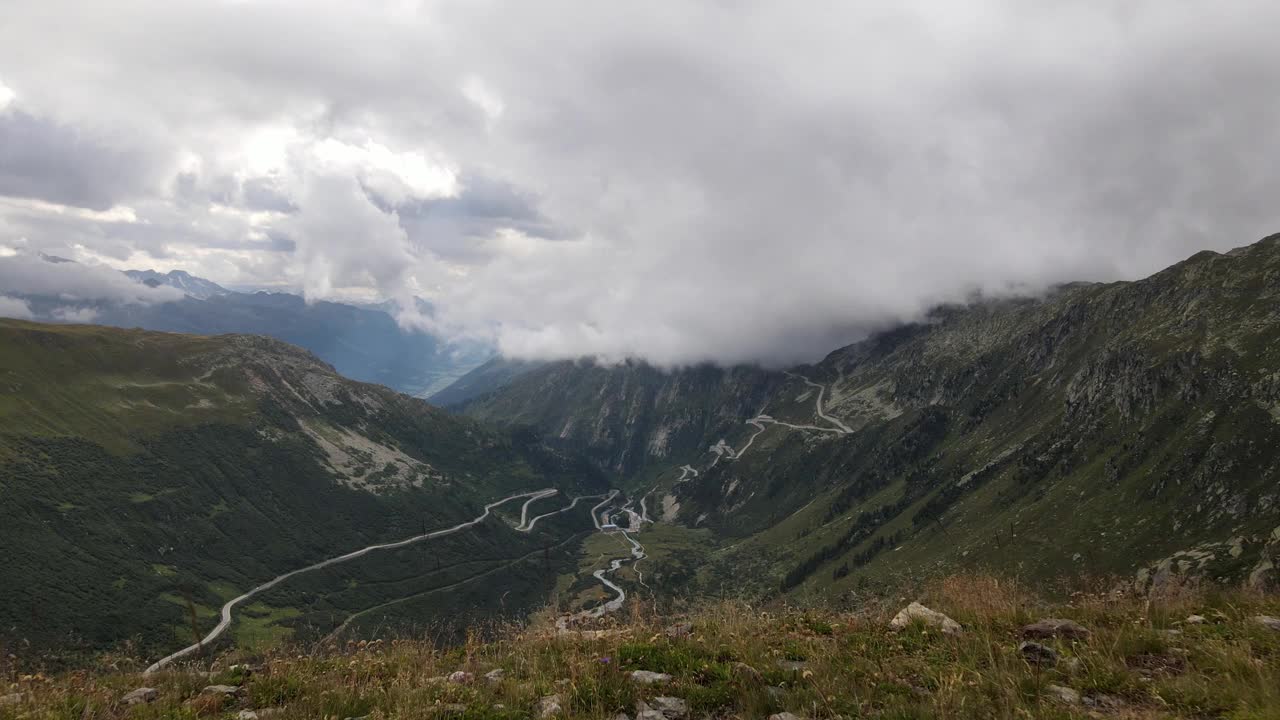 瑞士阿尔卑斯山全景与奥贝格姆斯附近的Rhône景观视频素材