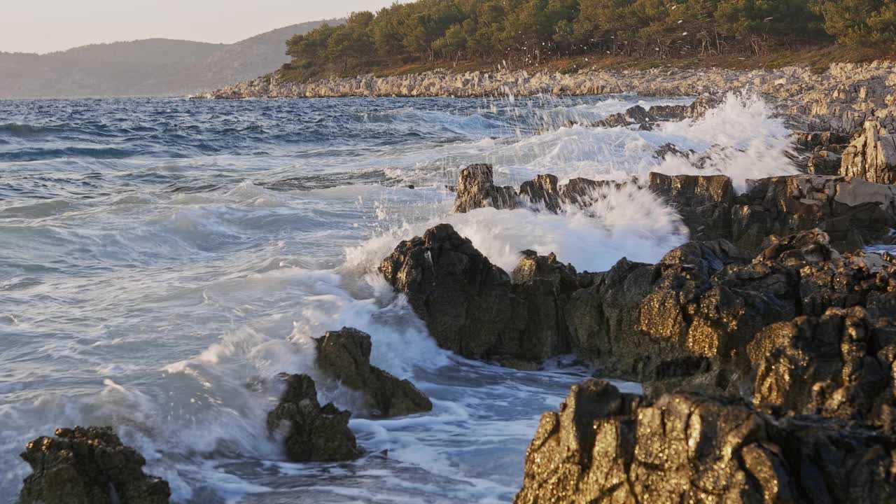 日落时亚得里亚海的岩石海岸视频素材