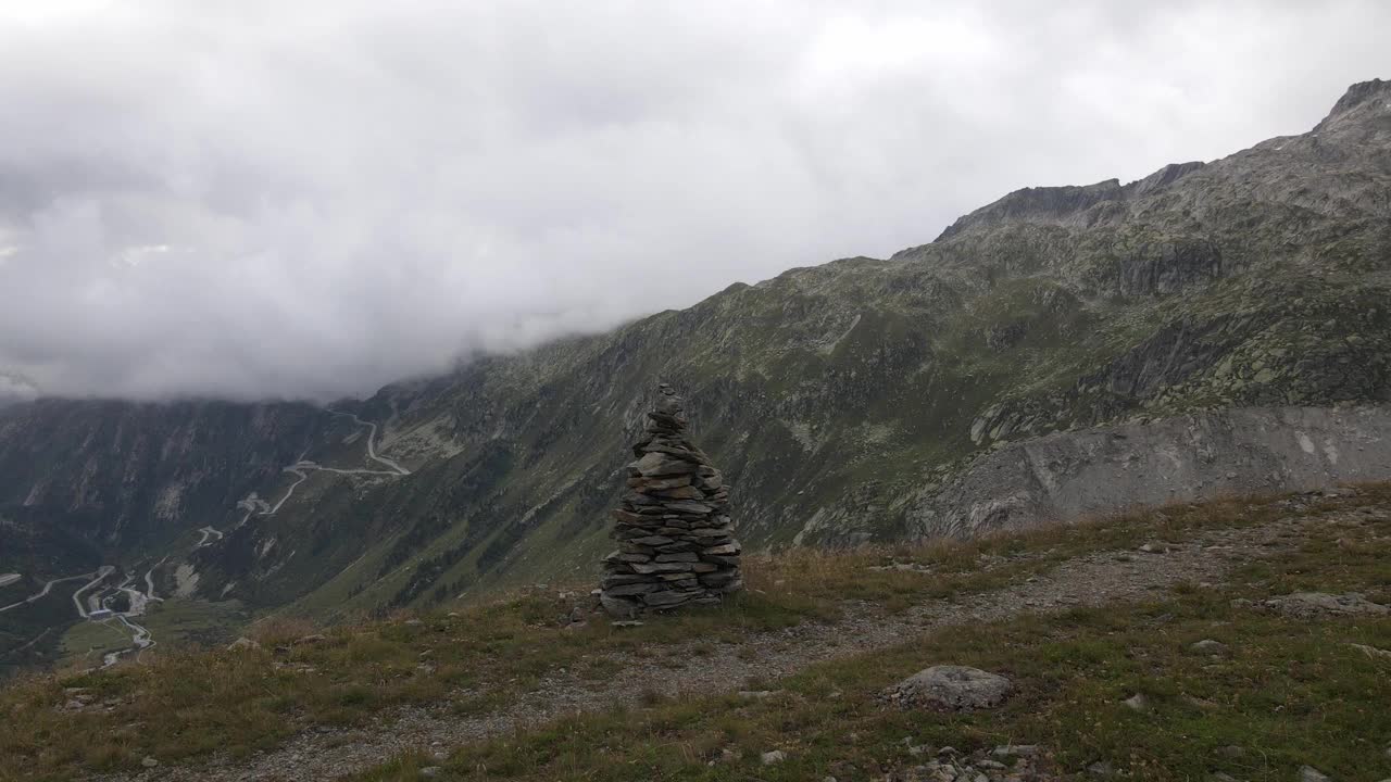 山路上的石塔与高山全景视频素材