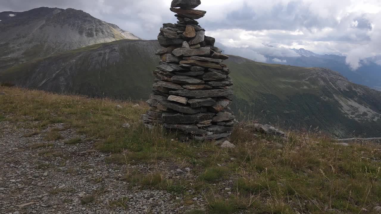 俯瞰瑞士阿尔卑斯山富尔卡山口附近的山区景观视频素材