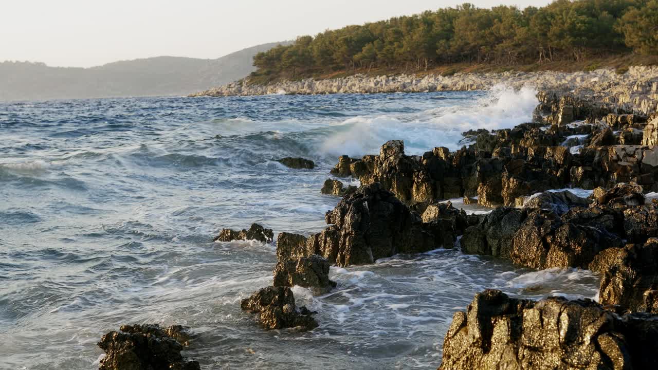 日落时，小风暴中的克罗地亚岩石海岸的海景视频素材