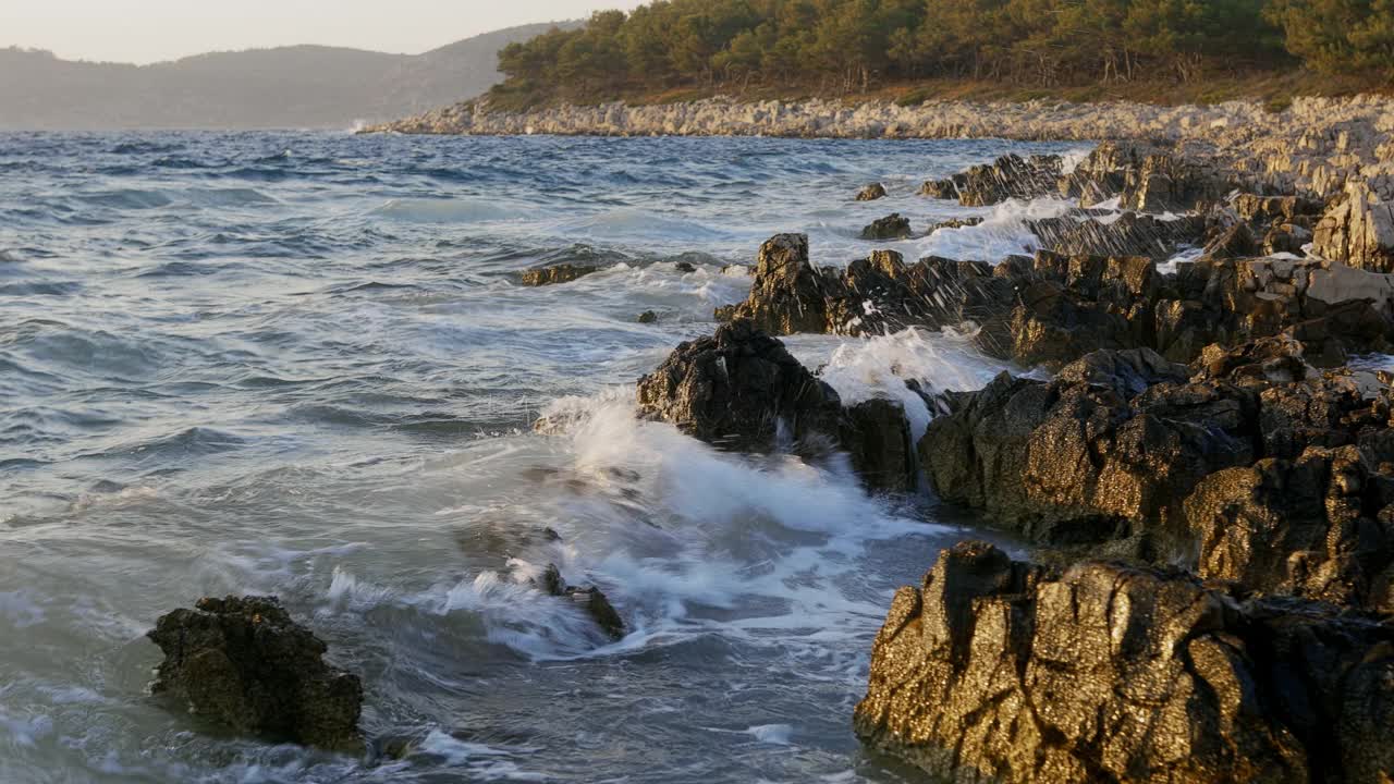 日落时，小风暴中的克罗地亚岩石海岸的海景视频素材