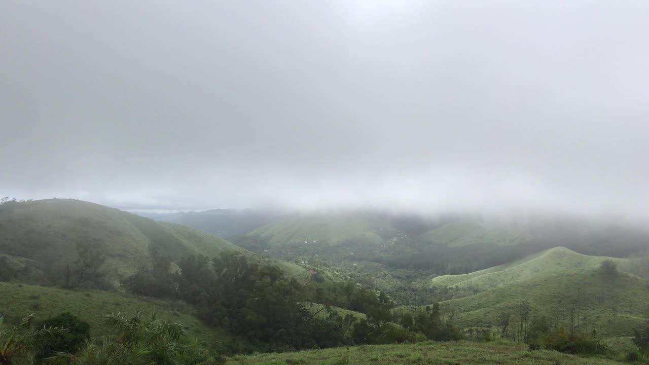 在vagamon的雾草地的观点视频下载