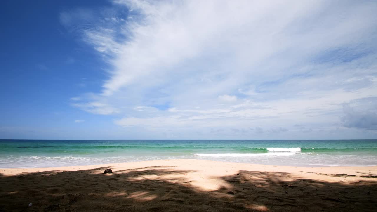 泰国普吉岛的海滩。美丽的热带海滩，蓝天白云。热带海滩与海浪冲击空海滩。安达曼海沙和天空在美丽的夏日假期视频素材