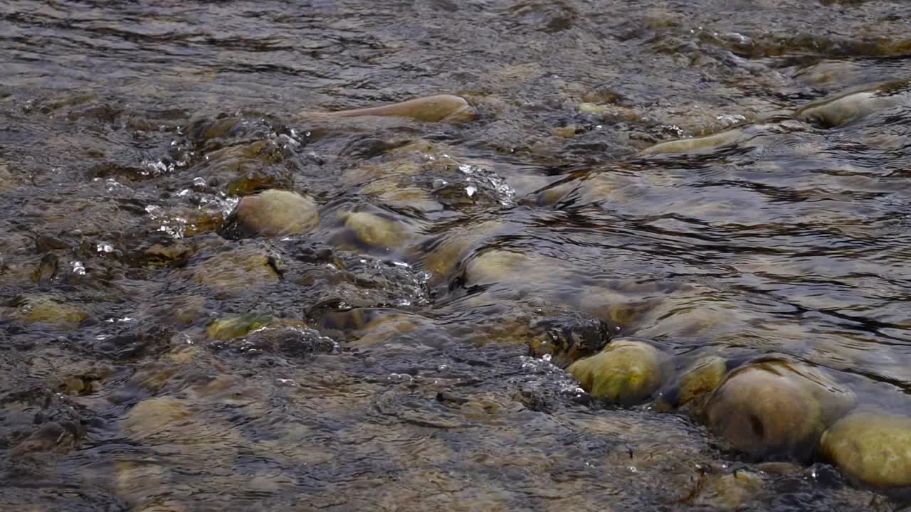 山上的河流，缓慢的运动视频素材