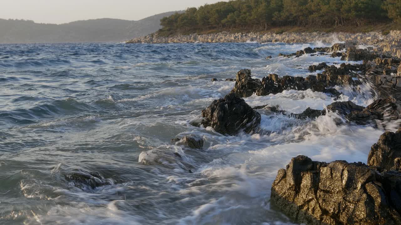 日落时，小风暴中的克罗地亚岩石海岸的海景视频素材