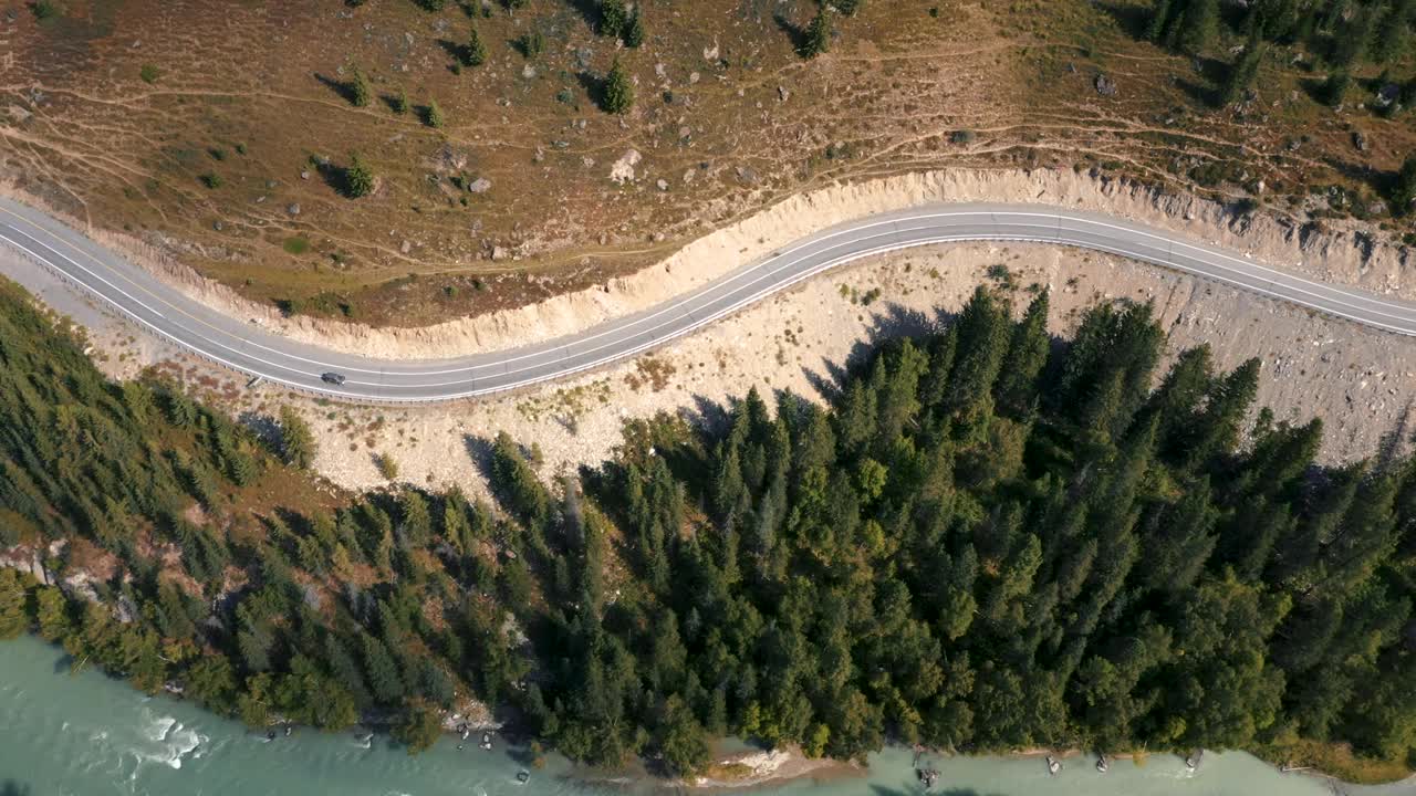 鸟瞰图车辆行驶在蜿蜒的沥青公路在山区视频素材