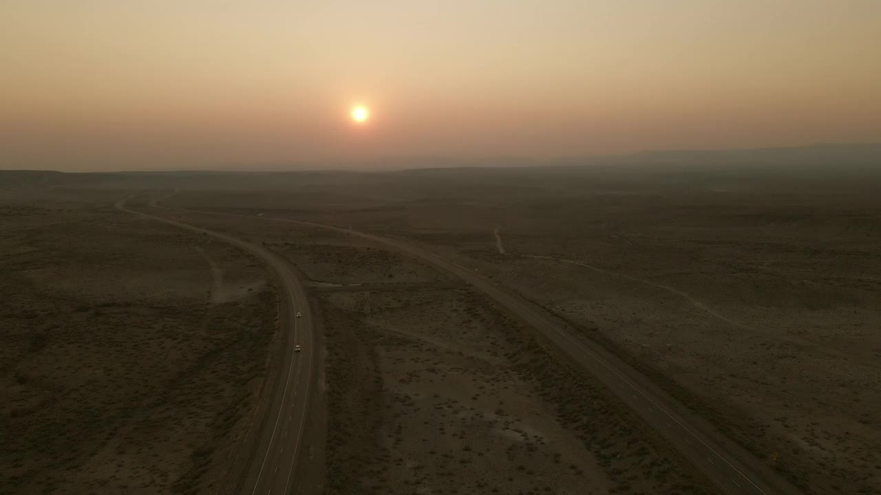 空中POV日落货物运输长途半挂车在美国西部州际公路上的乡村慢动作和实时视频视频素材