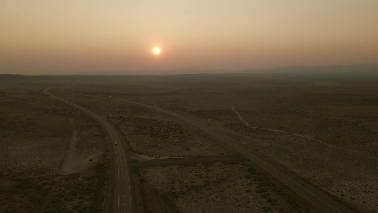 空中POV日落货物运输长途半挂车在美国西部州际公路上的乡村慢动作和实时视频视频素材