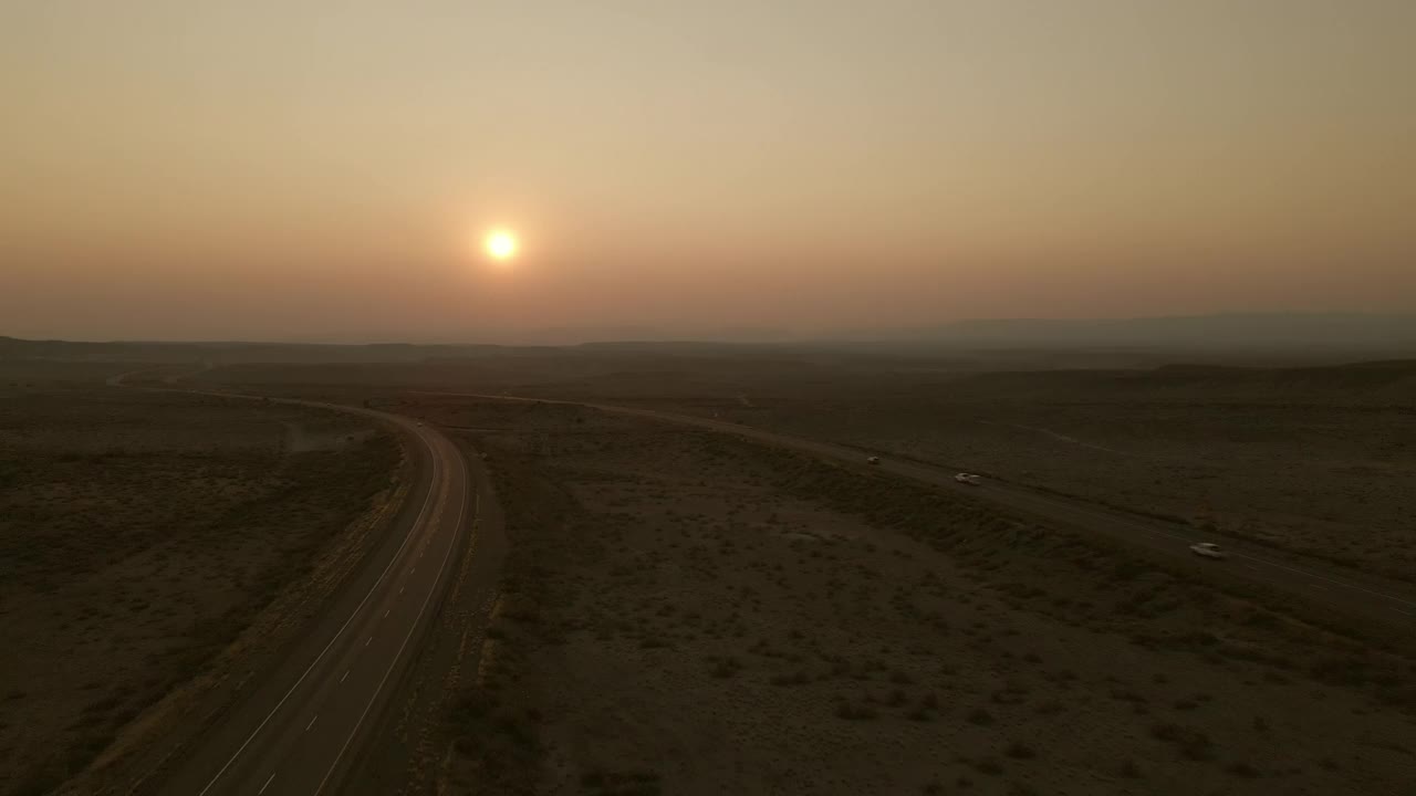 空中POV日落货物运输长途半挂车在美国西部州际公路上的乡村慢动作和实时视频视频素材