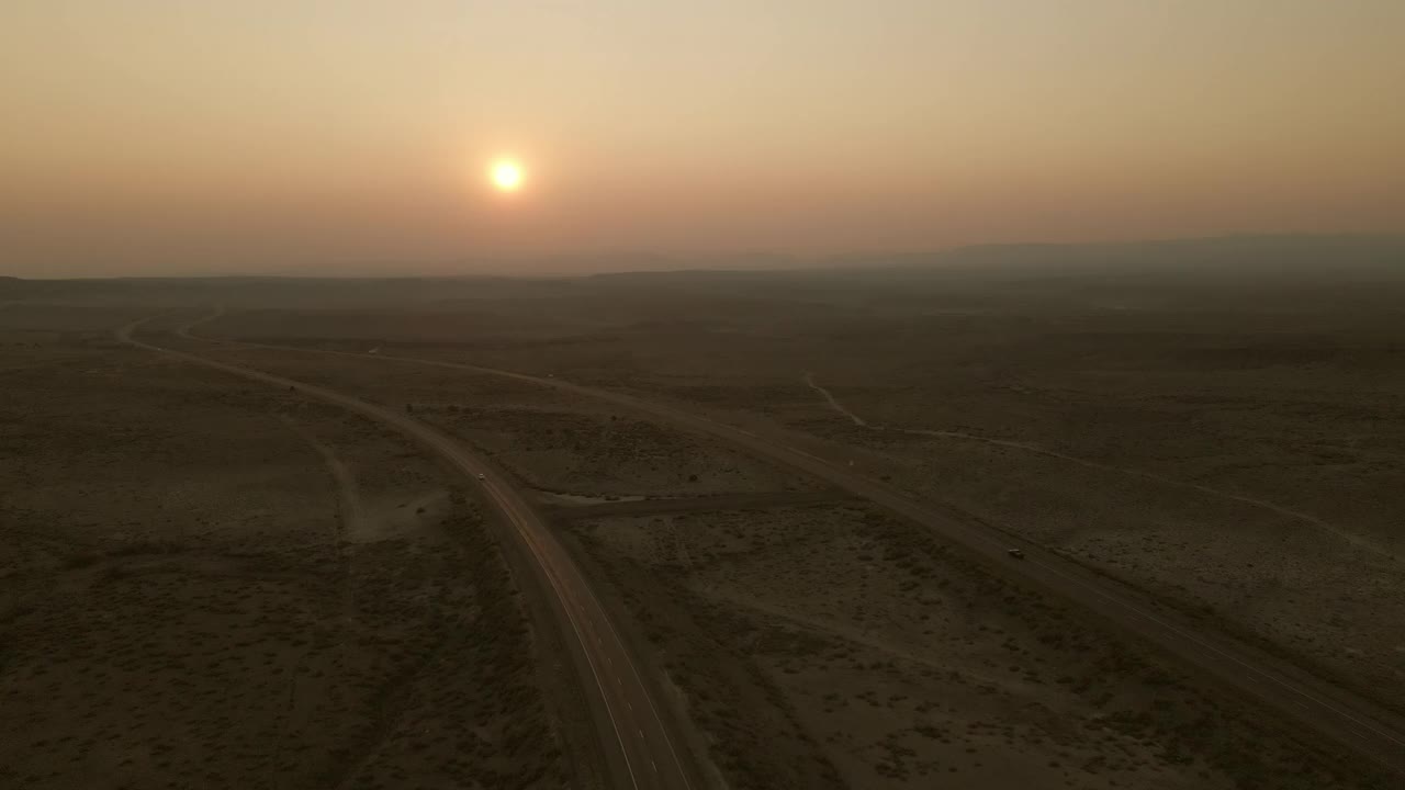 空中POV日落货物运输长途半挂车在美国西部州际公路上的乡村慢动作和实时视频视频素材