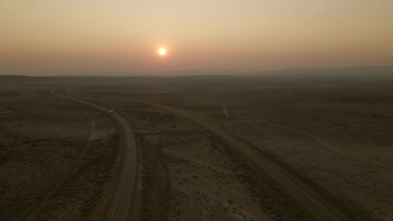 空中POV日落货物运输长途半挂车在美国西部州际公路上的乡村慢动作和实时视频视频素材