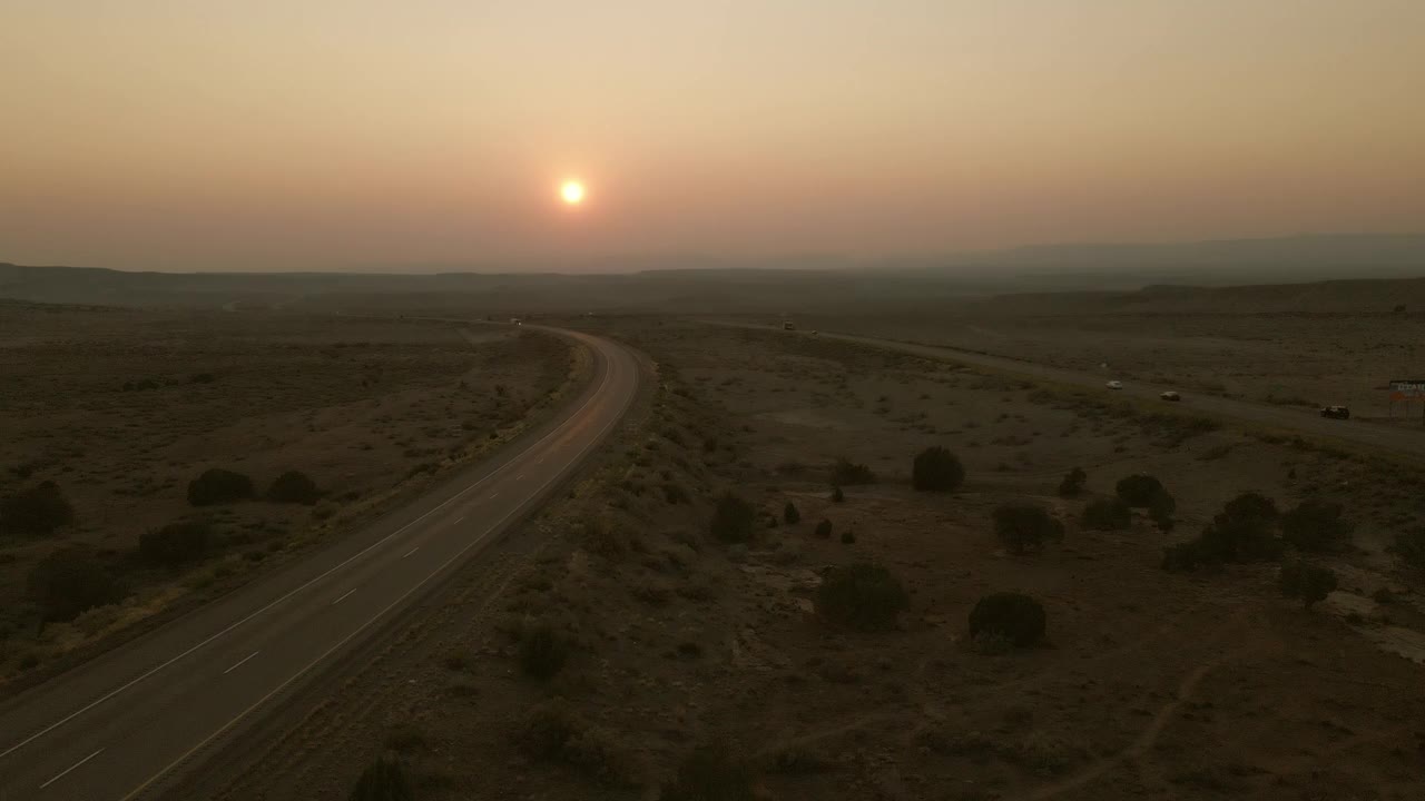 空中POV日落货物运输长途半挂车在美国西部州际公路上的乡村慢动作和实时视频视频素材