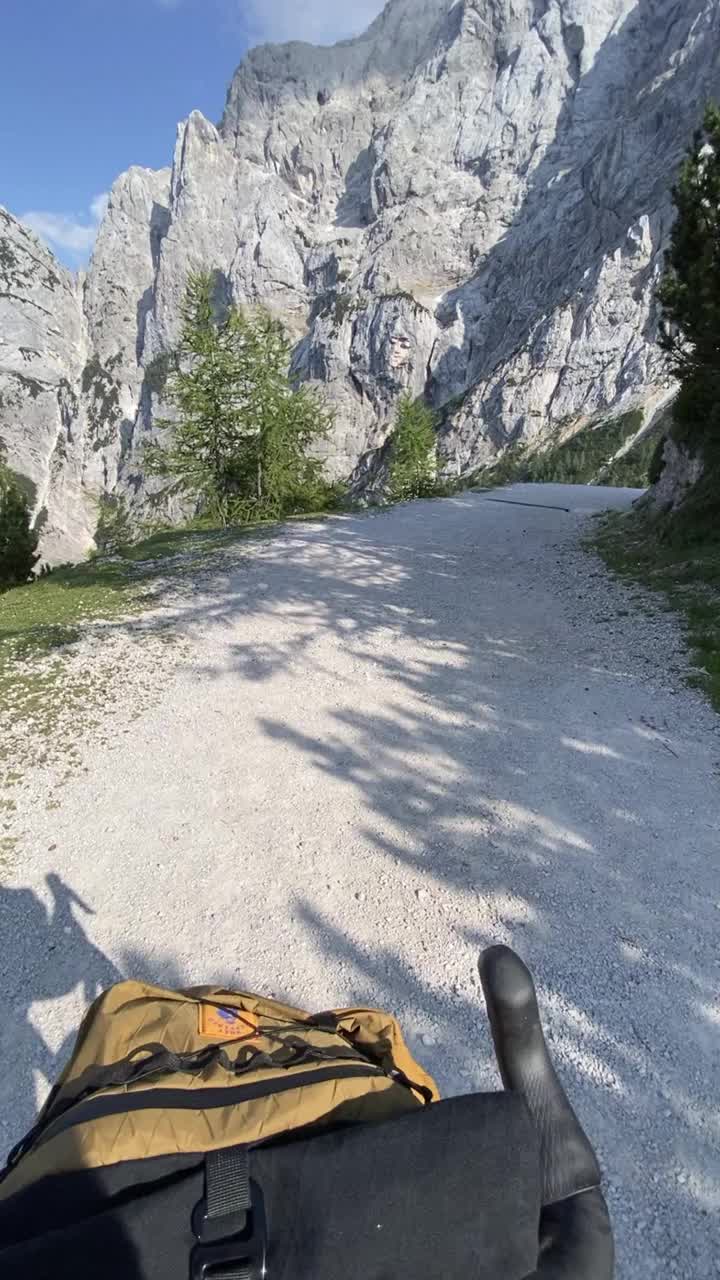 第一个拍摄到骑自行车的人在山上的碎石路上骑行的人视频素材