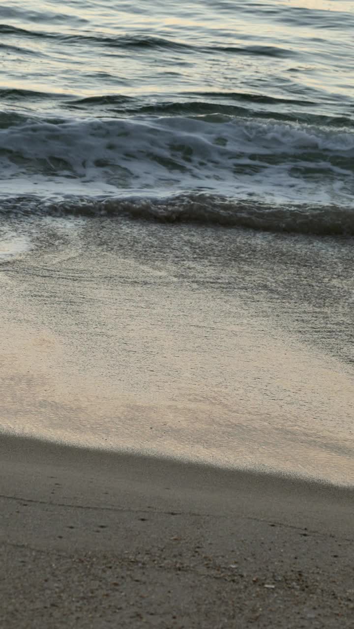 大西洋海滩和冲浪在水的边缘视频素材