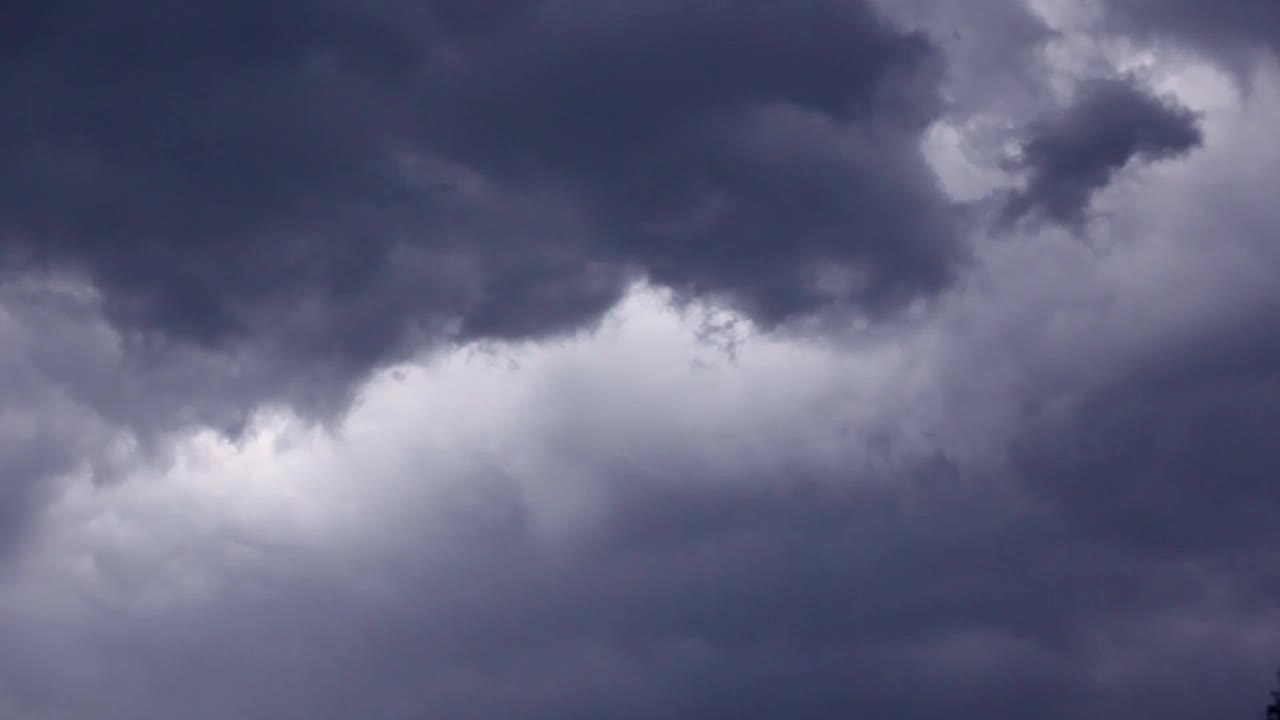 雷雨云在强烈的飓风、暴风雨中移动。视频素材