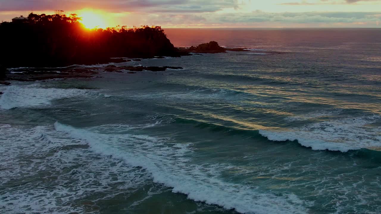 南海岸日出海景和轻高云视频素材