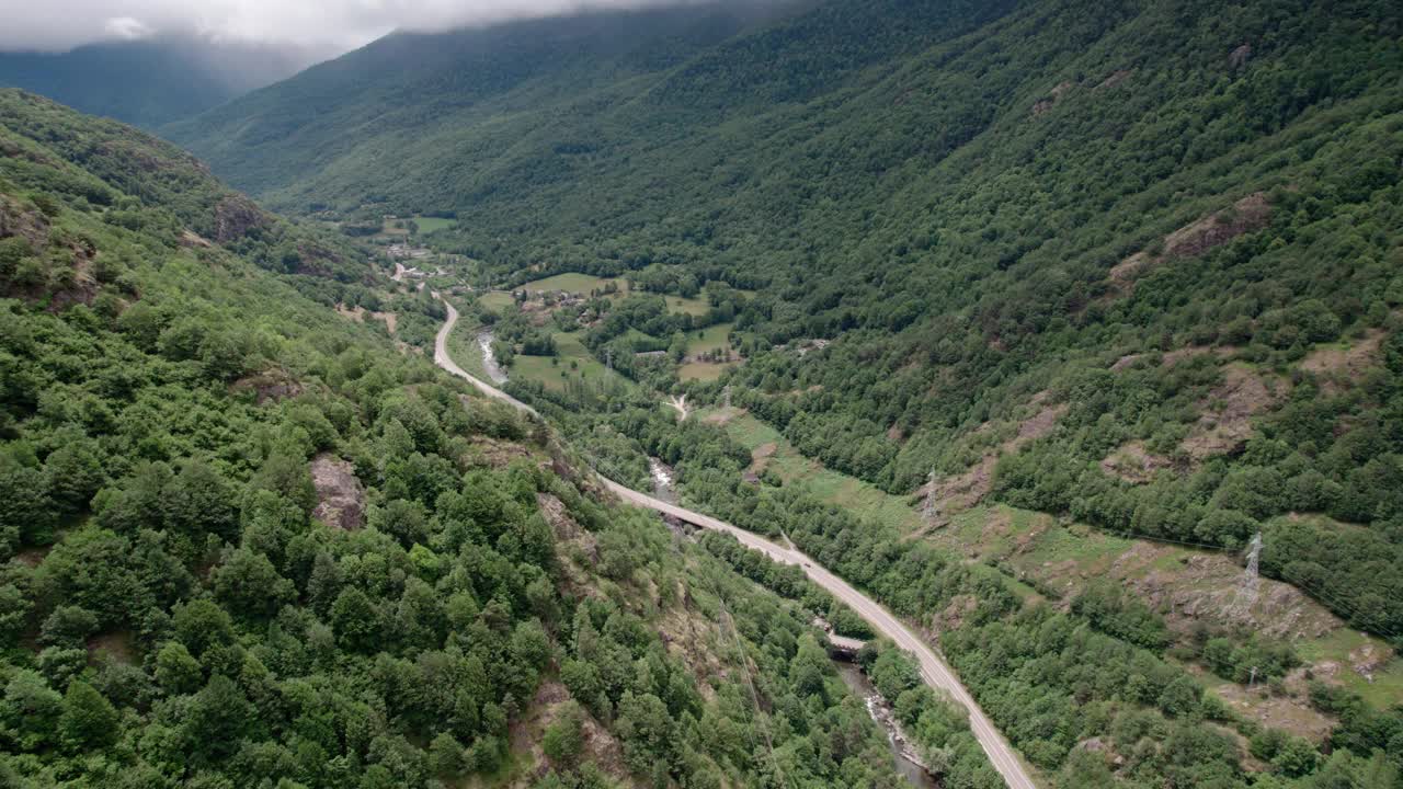 美丽的无人机视野的沥青公路在高山上。视频素材