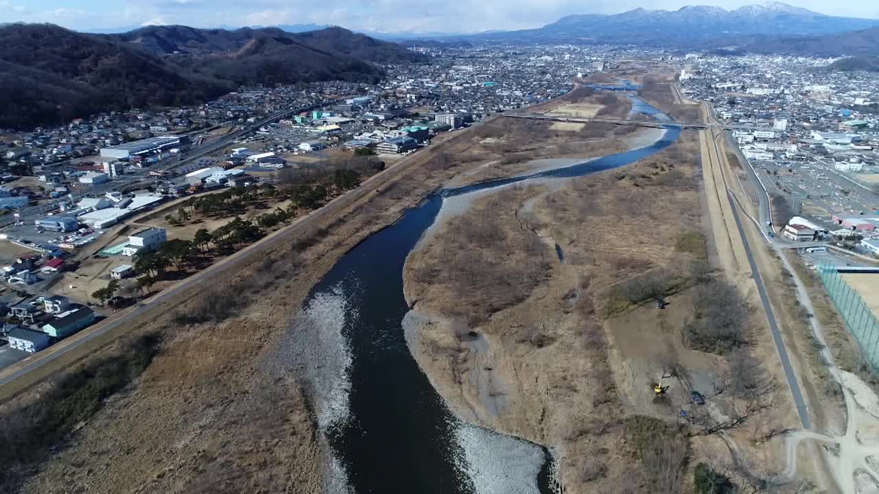 无人机空中飞行，Watarase河，群马县，日本视频素材