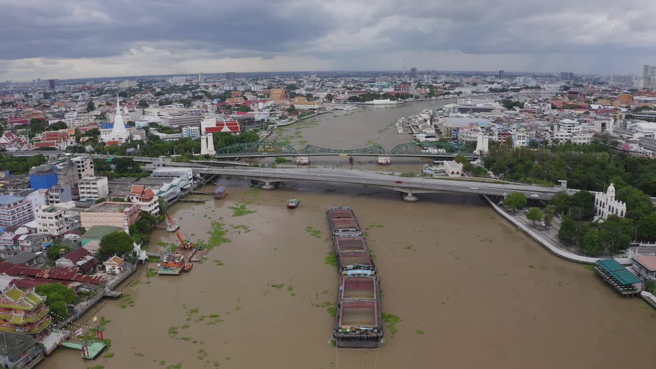 泰国曼谷纪念大桥Phra Phuttha Yodfa大桥鸟瞰图;湄南河鸟瞰图视频素材