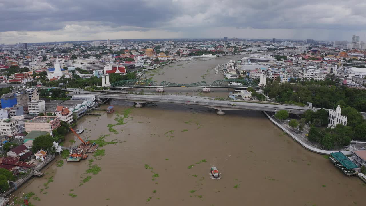 泰国曼谷纪念大桥Phra Phuttha Yodfa大桥鸟瞰图;湄南河鸟瞰图视频素材