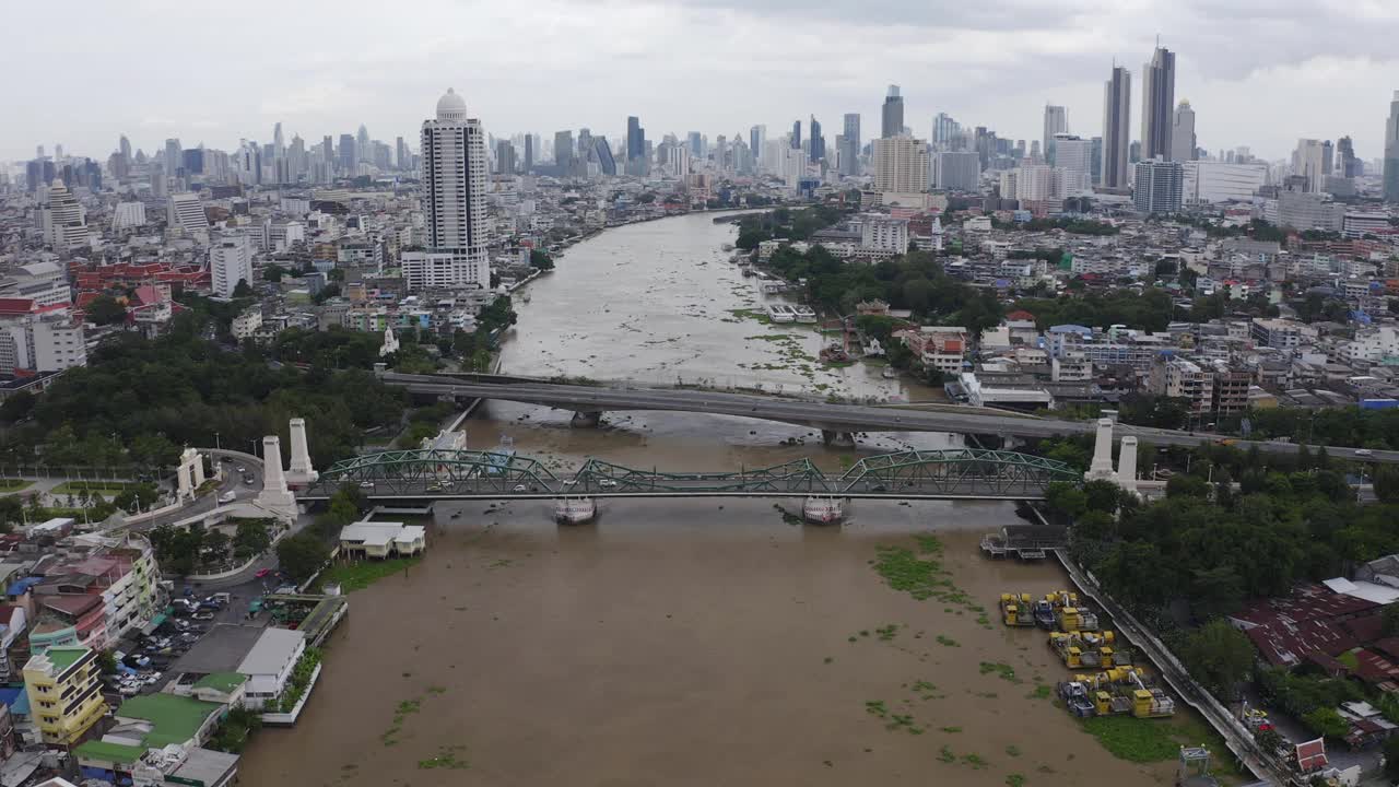 泰国曼谷纪念大桥Phra Phuttha Yodfa大桥鸟瞰图;湄南河鸟瞰图视频素材