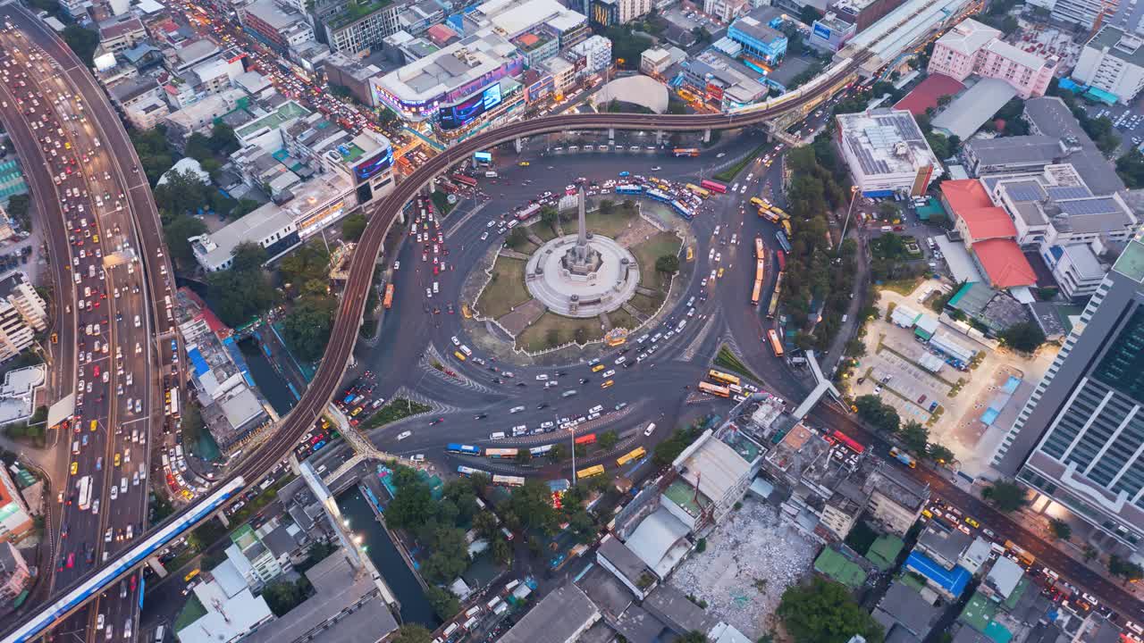 夜景鸟瞰胜利纪念碑巨大的环岛和红绿灯。泰国曼谷的地标视频素材