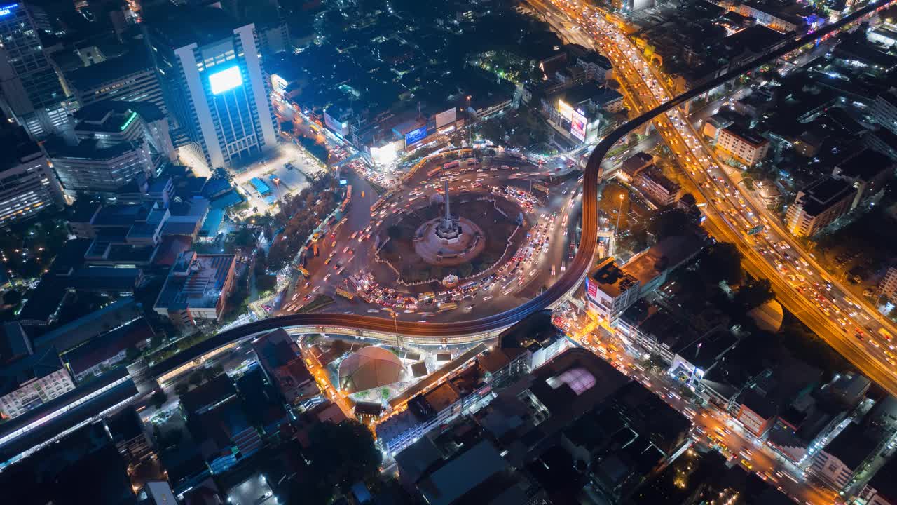 夜景鸟瞰胜利纪念碑巨大的环岛和红绿灯。泰国曼谷的地标视频素材