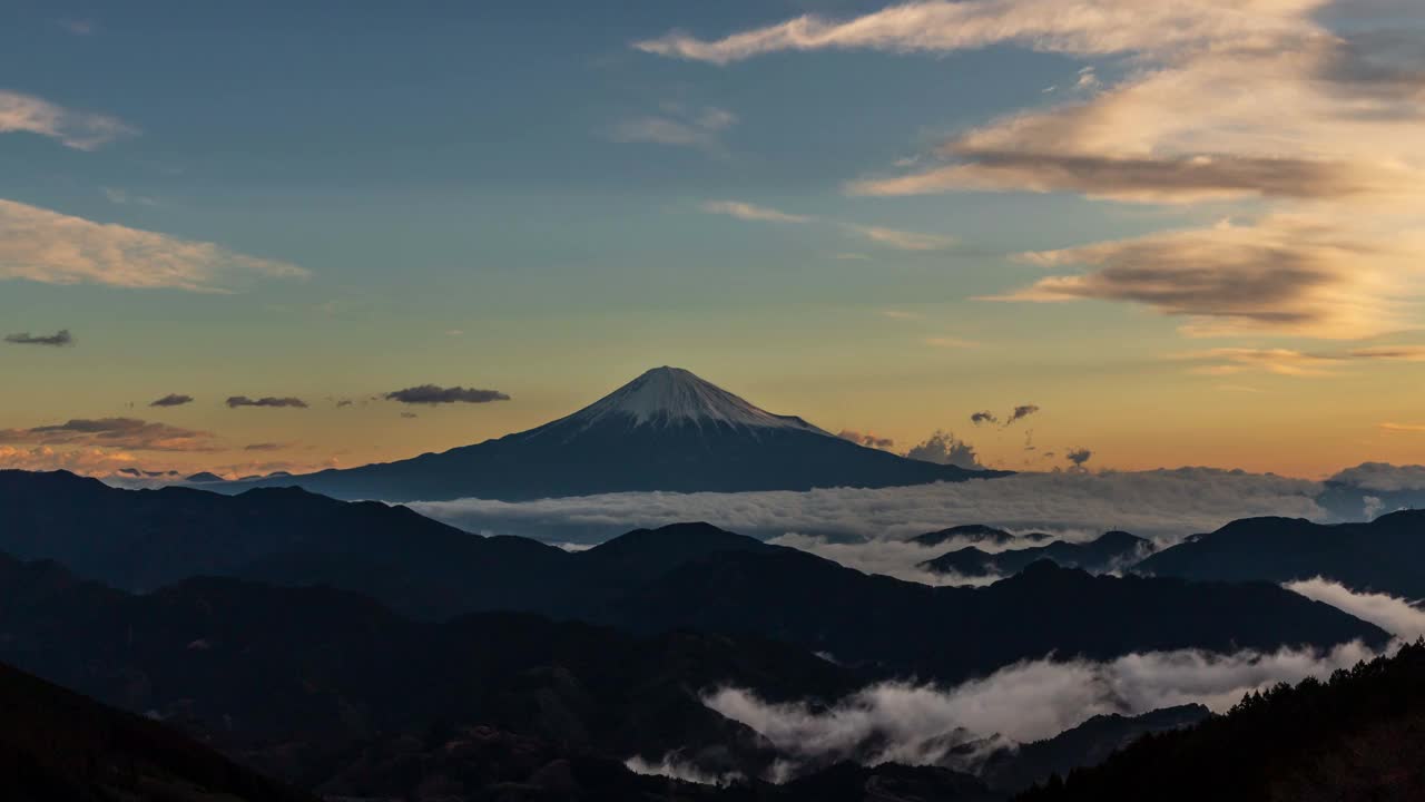 富士山与云海静冈县吉原市黎明时分视频素材