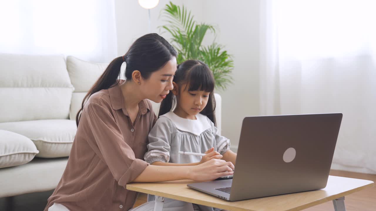 亚洲女孩和她妈妈在线学习视频素材